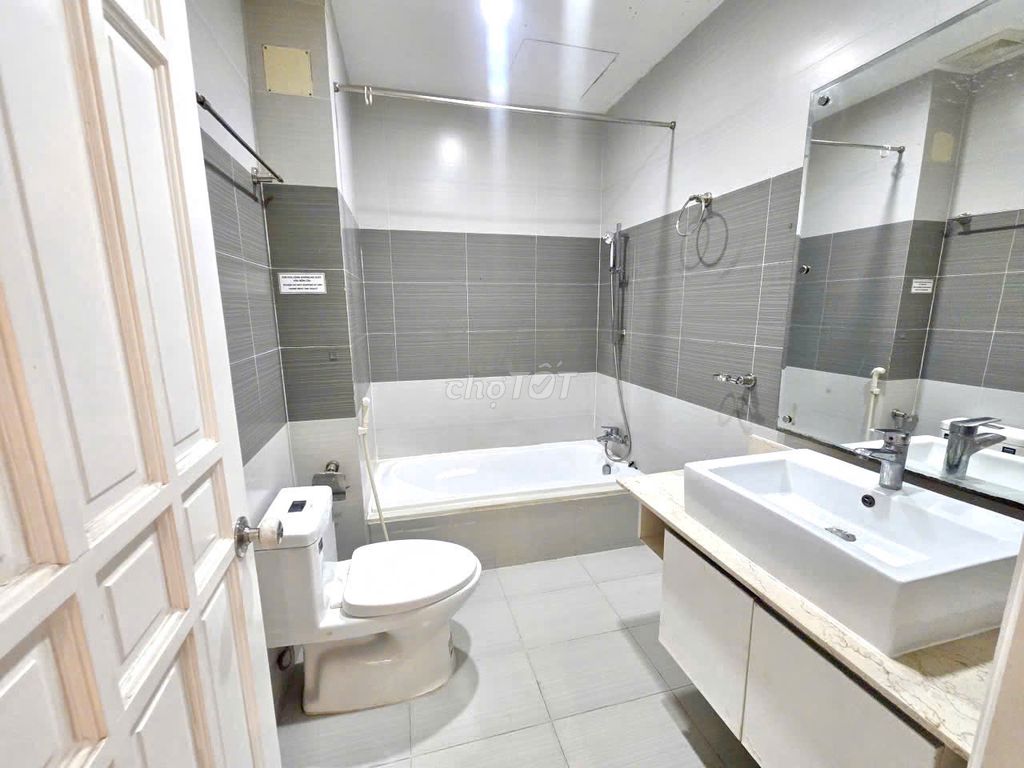 Ended building, 624 Lạc Long Quân rents three bedrooms renting 15 million a month.