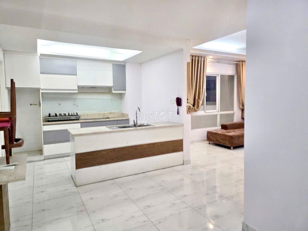 Ended building, 624 Lạc Long Quân rents three bedrooms renting 15 million a month.