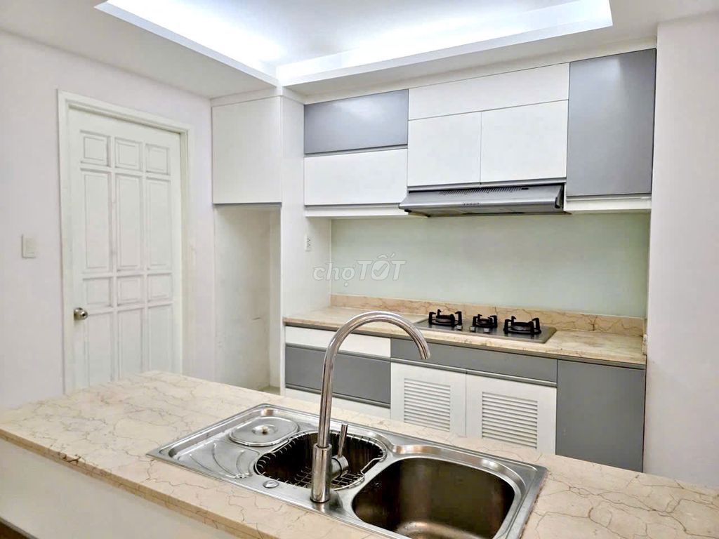 Ended building, 624 Lạc Long Quân rents three bedrooms renting 15 million a month.