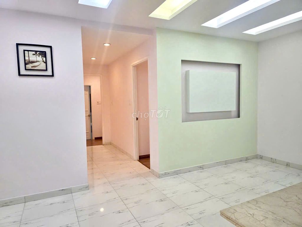 Ended building, 624 Lạc Long Quân rents three bedrooms renting 15 million a month.
