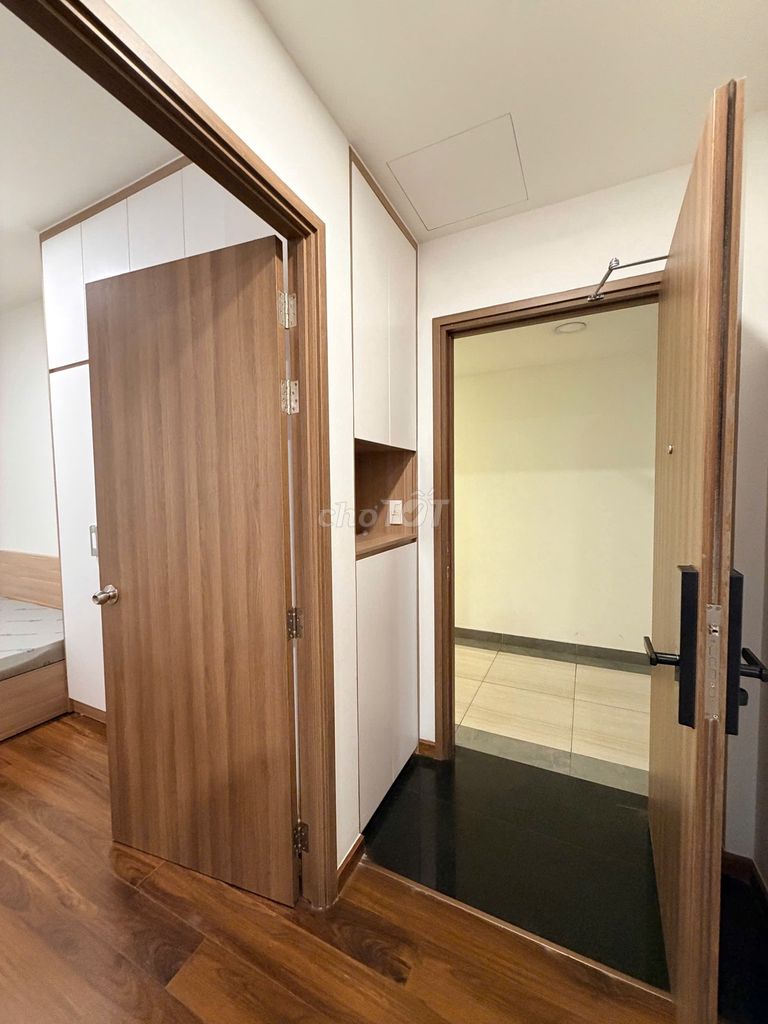Rent apartment 75 m2--view square, east side of the sun!