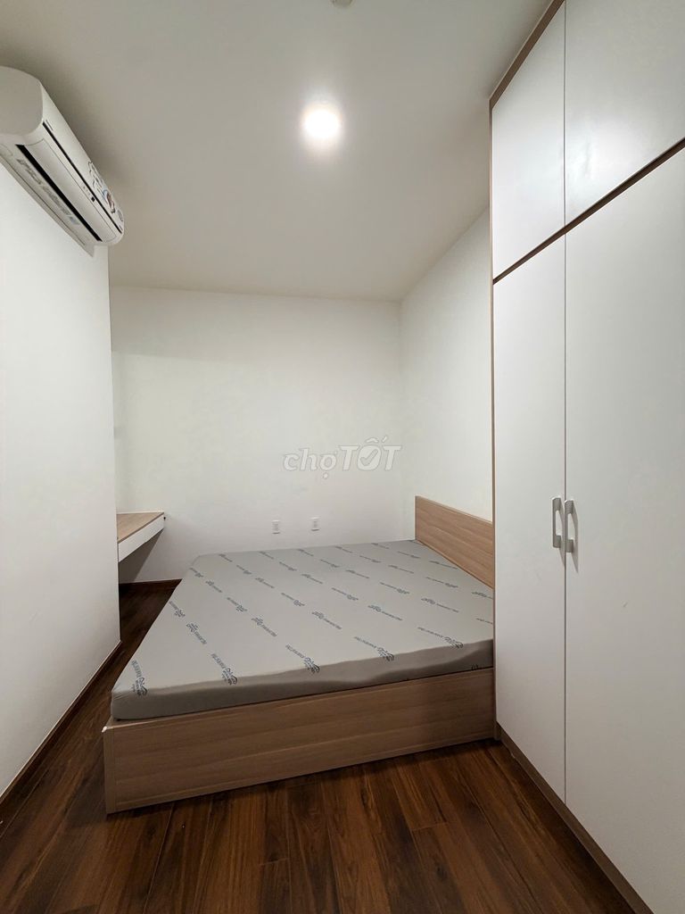Rent apartment 75 m2--view square, east side of the sun!