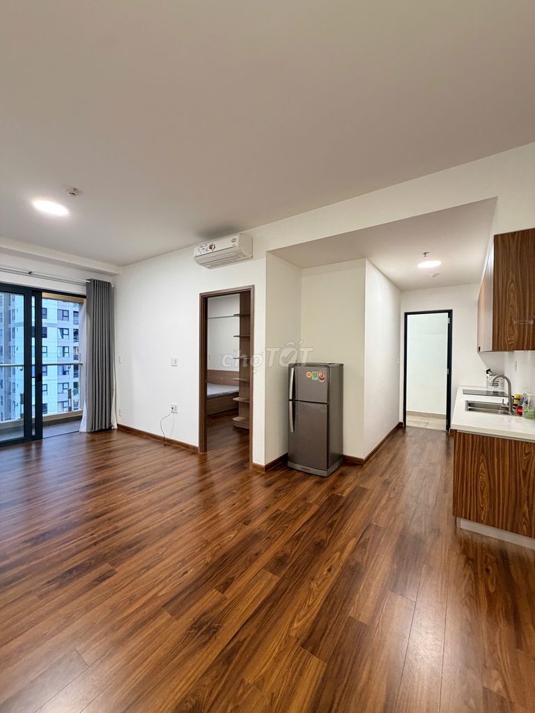 Rent apartment 75 m2--view square, east side of the sun!