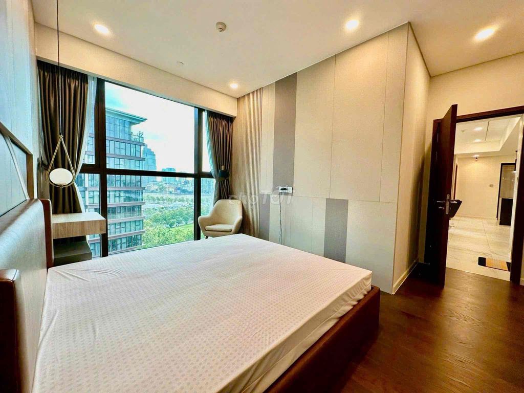 The MeTropole rents a three-room apartment of 110 M2 – full interior, empty