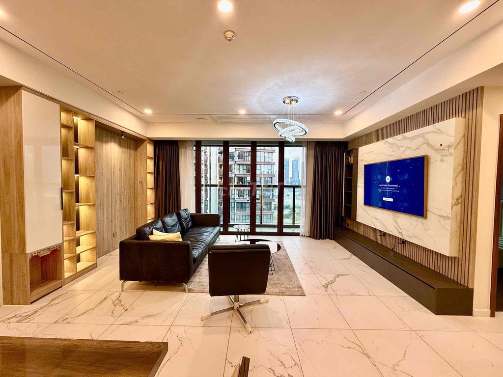 The MeTropole rents a three-room apartment of 110 M2 – full interior, empty
