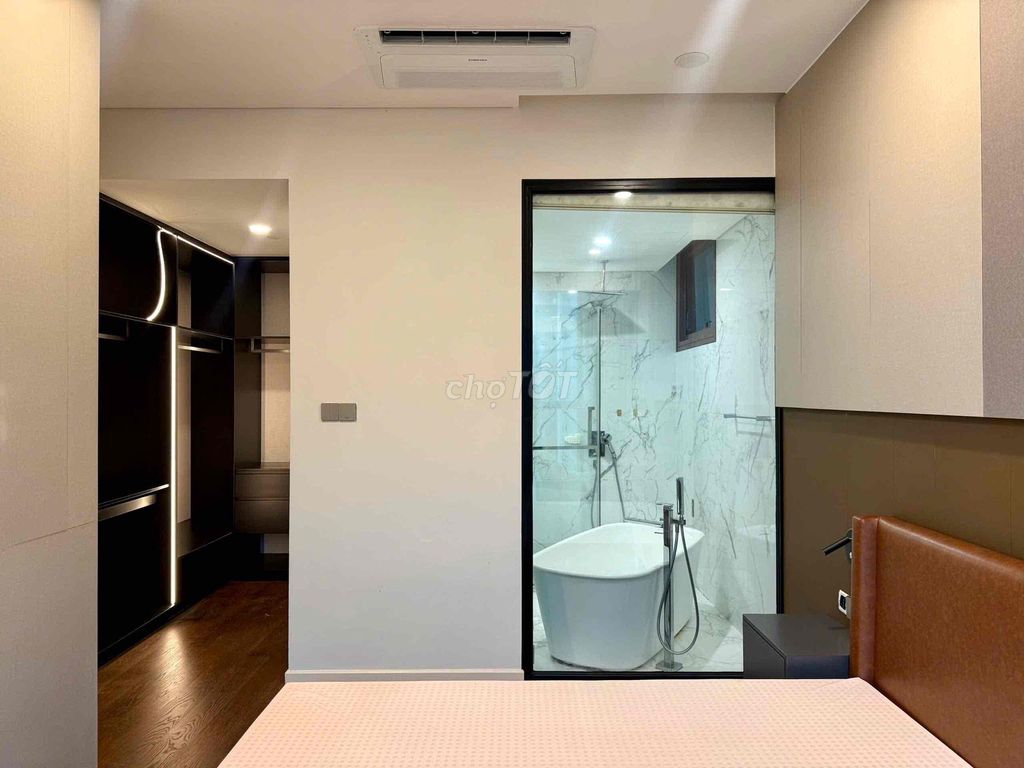 The MeTropole rents a three-room apartment of 110 M2 – full interior, empty