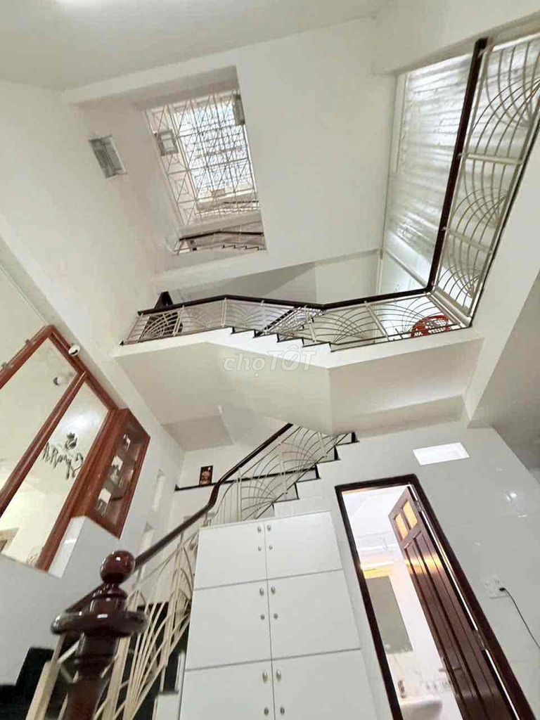 Antkd aeon... Thirty million, five beautiful rooms with interior furniture.
