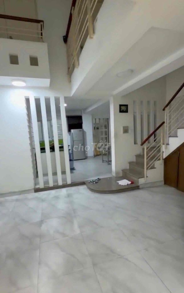 Renting the entire 7th District, 6 X15 M Neat 2 4th floor bedroom 35 million a week.