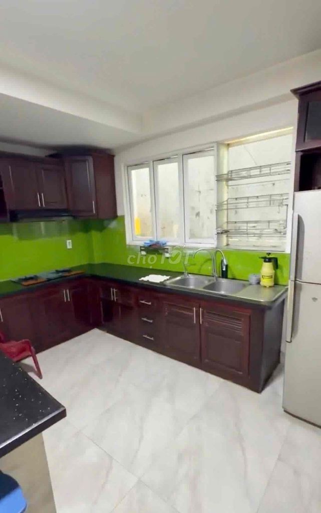 Renting the entire 7th District, 6 X15 M Neat 2 4th floor bedroom 35 million a week.