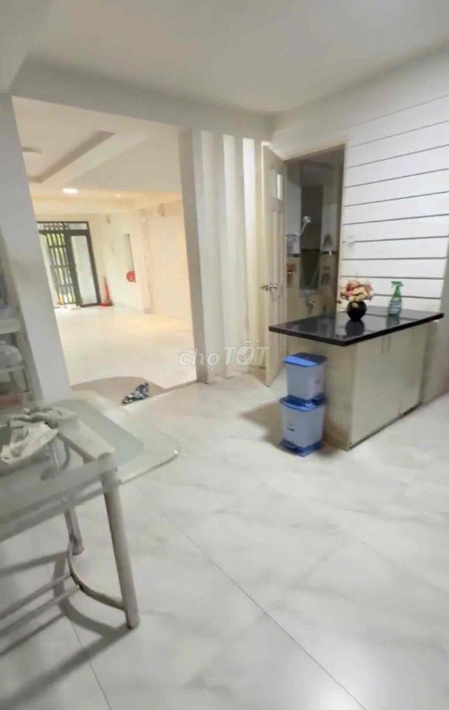 Renting the entire 7th District, 6 X15 M Neat 2 4th floor bedroom 35 million a week.