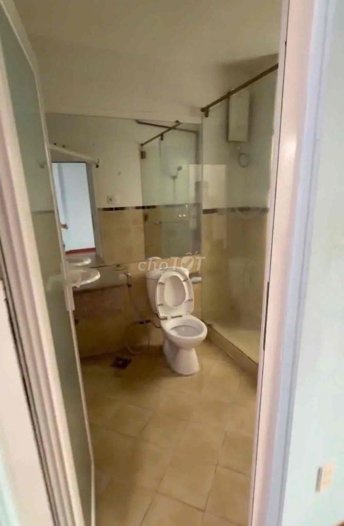 Renting the entire 7th District, 6 X15 M Neat 2 4th floor bedroom 35 million a week.