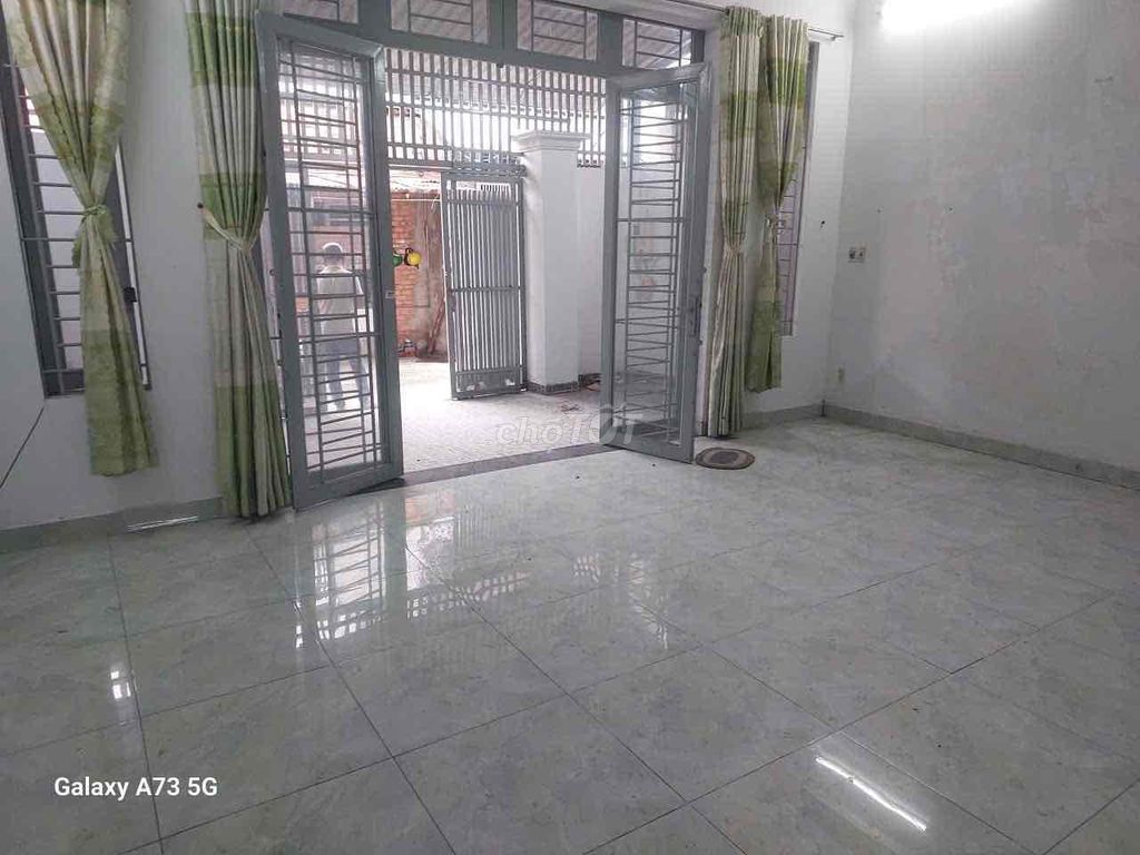 Rent a house of 17, 4 x 18 meters, 2 rooms behind, 4th District