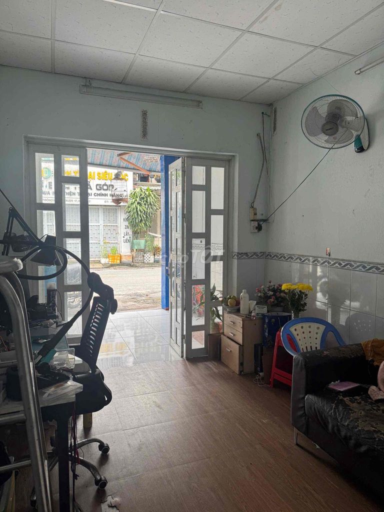 Rent a house of 17, 4 x 18 meters, 2 rooms behind, 4th District
