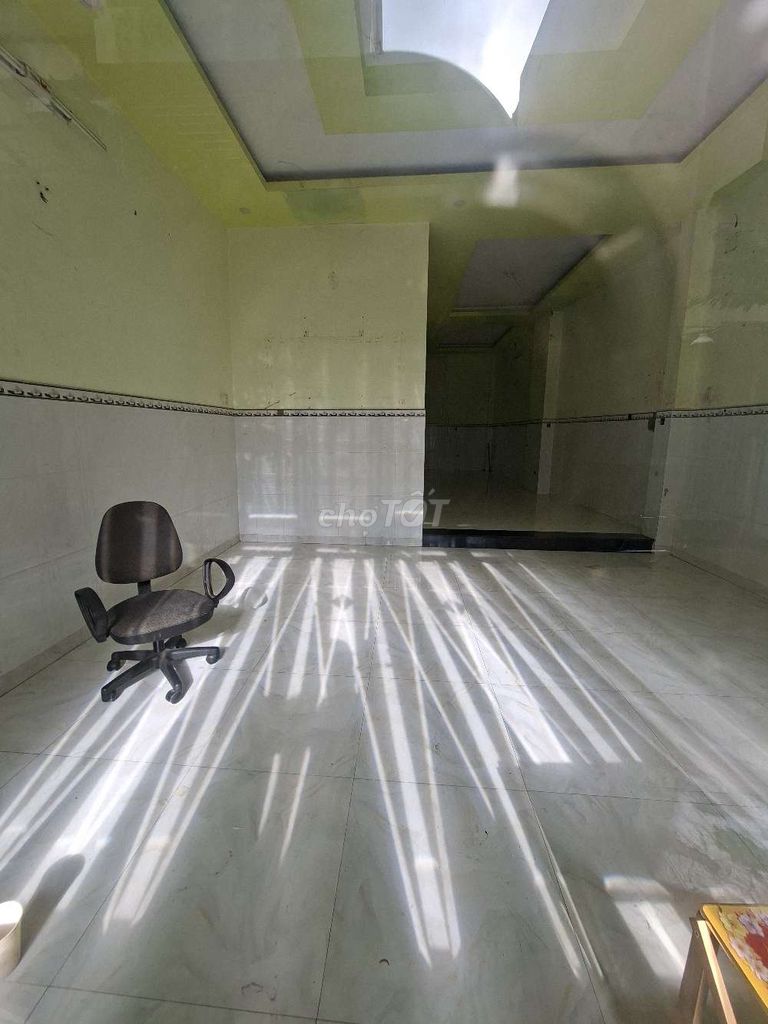 The whole apartment is rented. Three bedrooms. Two toilets, empty house.