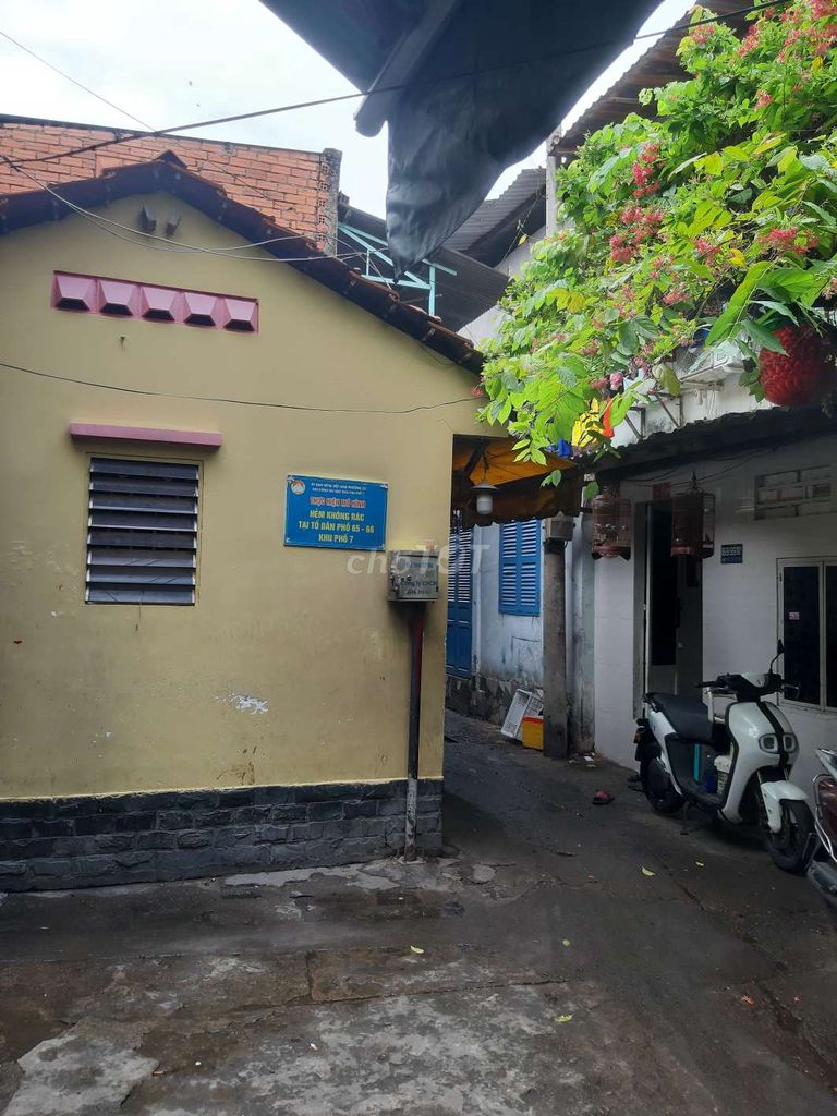 Three bedrooms 4 meters x 8 meters of government power
