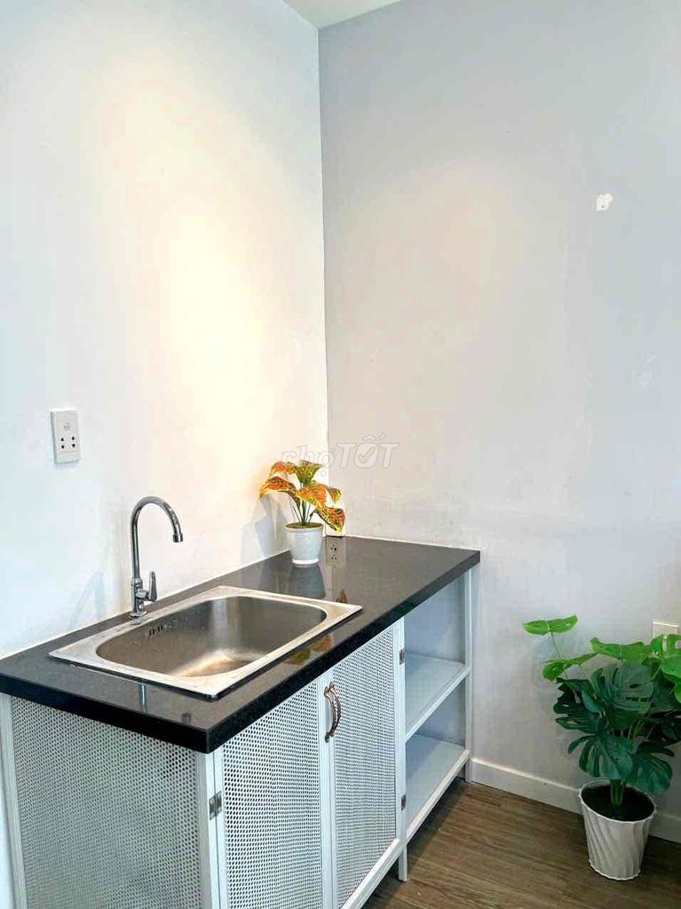 Rent a balcony suite full of furniture at Tân Định District 1.