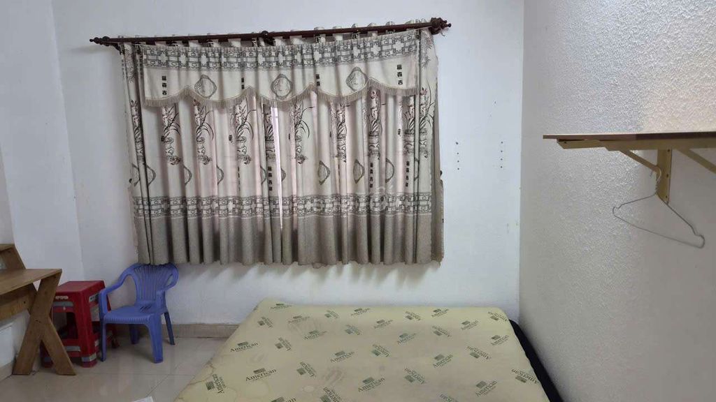 The house is empty. A room needs rent.