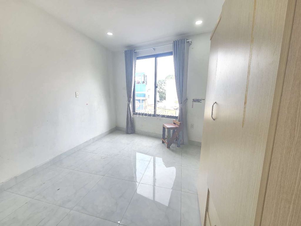 Long term short. 99 a.m., elevator. The garage. Kitchen. Cold machine. Big window.
