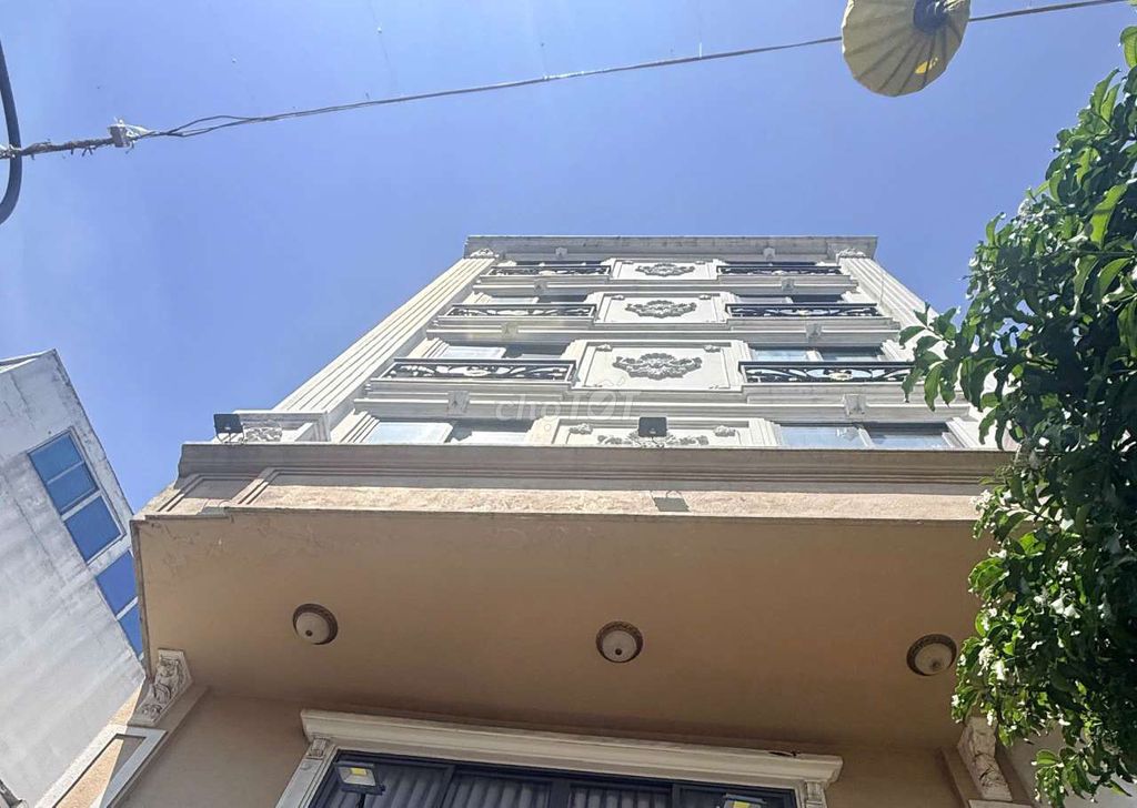 Long term short. 99 a.m., elevator. The garage. Kitchen. Cold machine. Big window.
