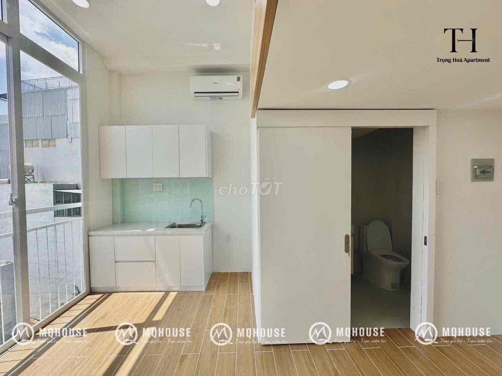 Room/ apartment's up, windows are open, Tân Hương!
