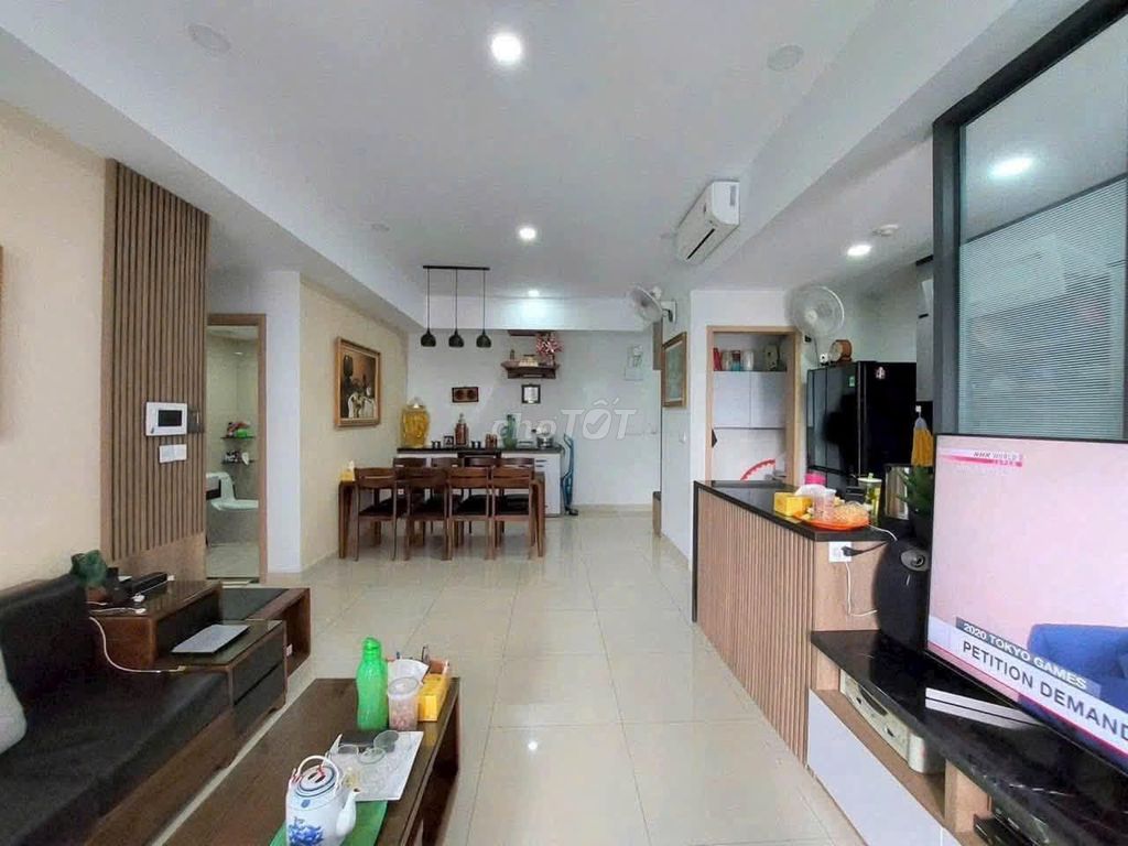 The corner of 2 Service C/c Sen 3 bedrooms, 106 meters2, interiors cost 1 .5 million a month.