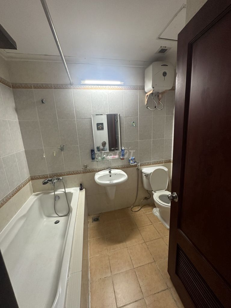 It's the owner of the Screc Tower apartment building - 81 M2 - 2 toilets - which cost 13 million a month