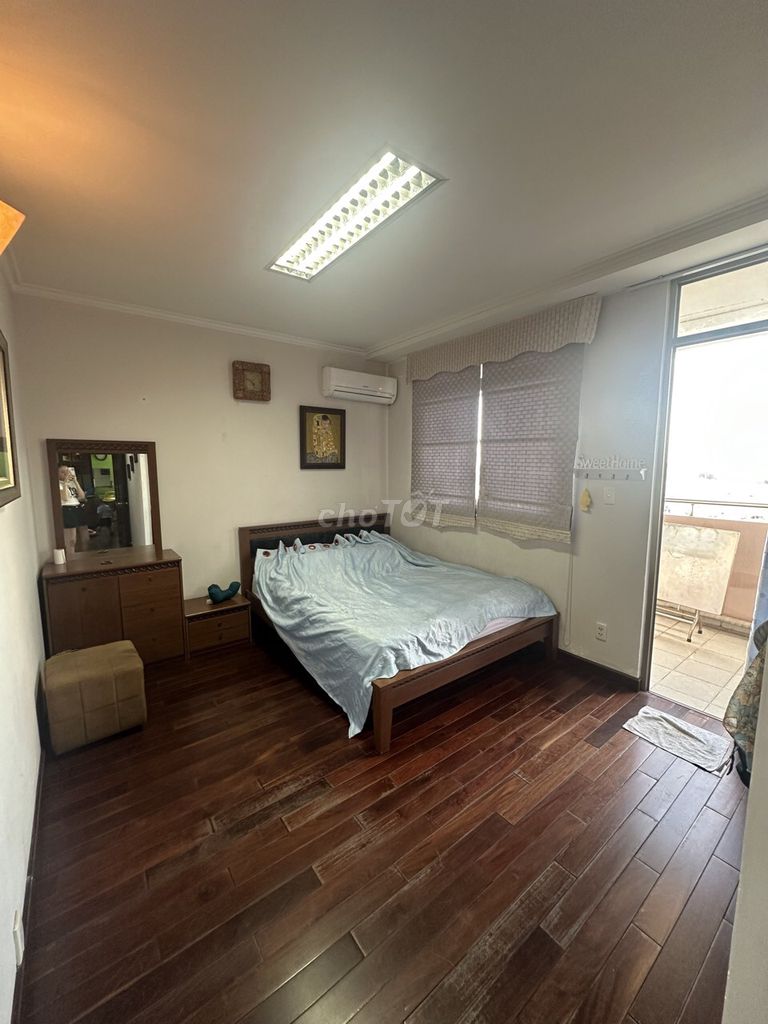 It's the owner of the Screc Tower apartment building - 81 M2 - 2 toilets - which cost 13 million a month