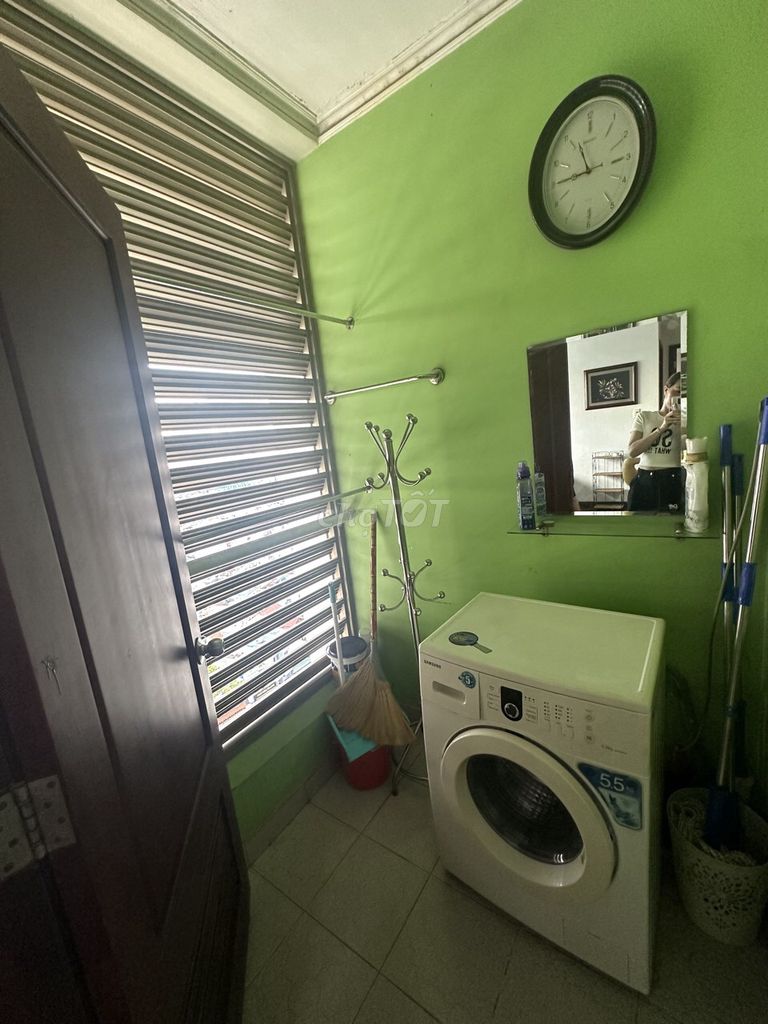 It's the owner of the Screc Tower apartment building - 81 M2 - 2 toilets - which cost 13 million a month