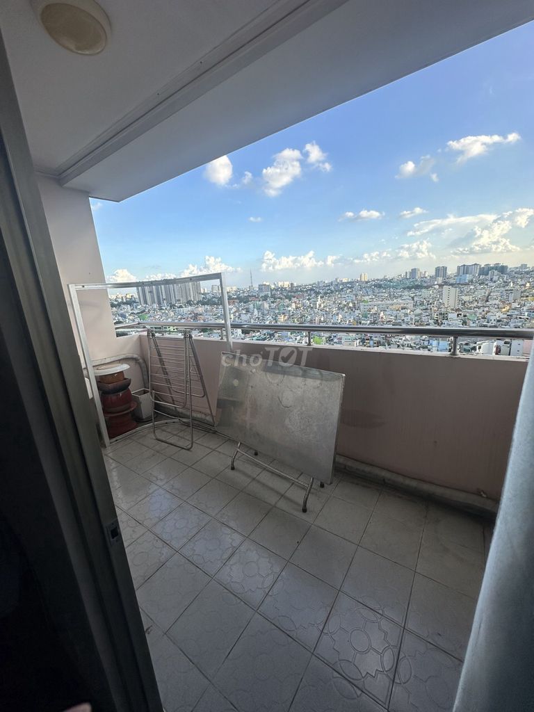 It's the owner of the Screc Tower apartment building - 81 M2 - 2 toilets - which cost 13 million a month