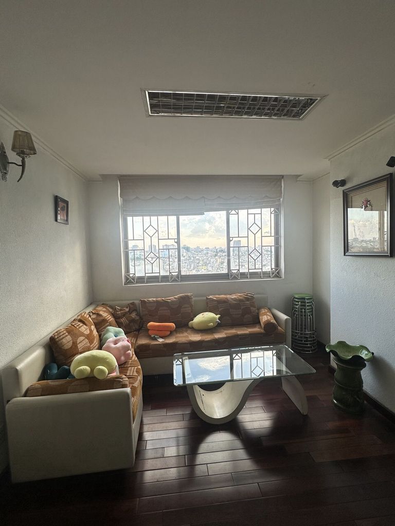 It's the owner of the Screc Tower apartment building - 81 M2 - 2 toilets - which cost 13 million a month