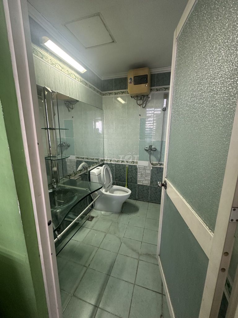 It's the owner of the Screc Tower apartment building - 81 M2 - 2 toilets - which cost 13 million a month