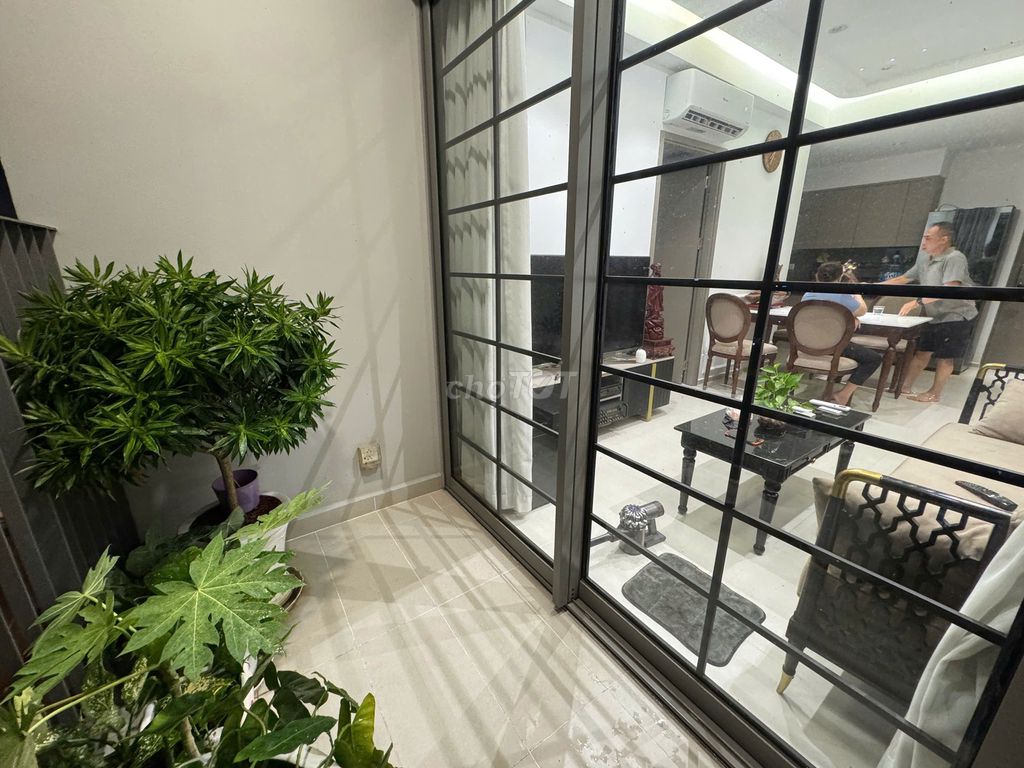 Rented at 70 Full Seven with a 12-million-level balcony.
