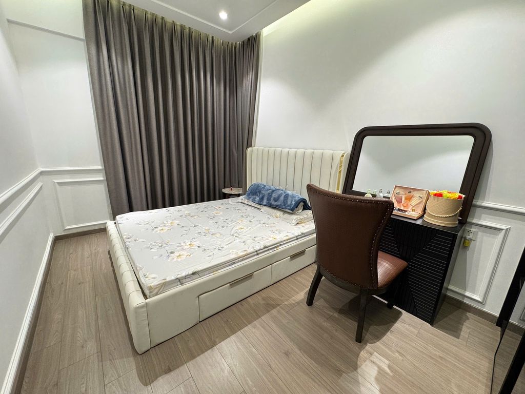 Rented at 70 Full Seven with a 12-million-level balcony.
