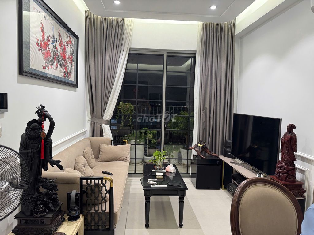 Rented at 70 Full Seven with a 12-million-level balcony.