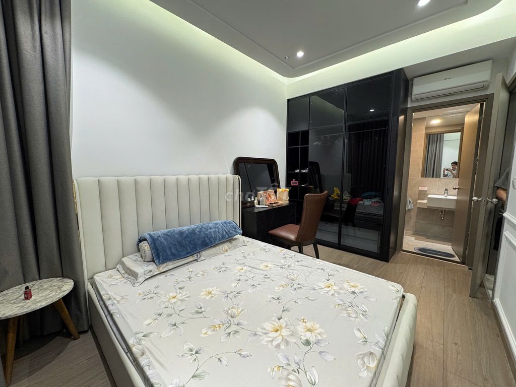 Rented at 70 Full Seven with a 12-million-level balcony.