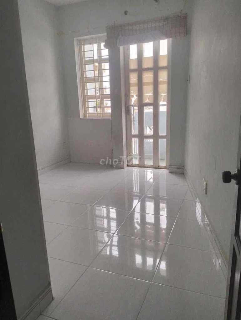 Rent the room with the balcony, the toilet.
