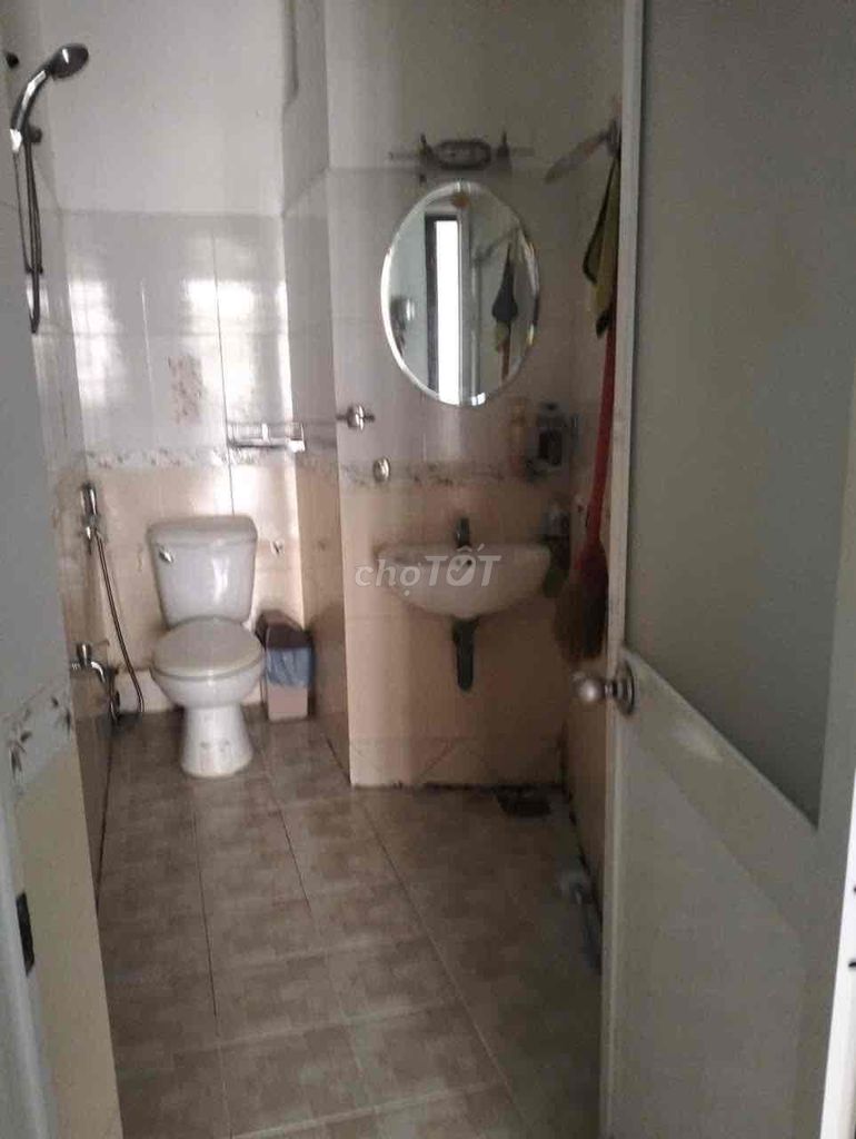 Rent the room with the balcony, the toilet.