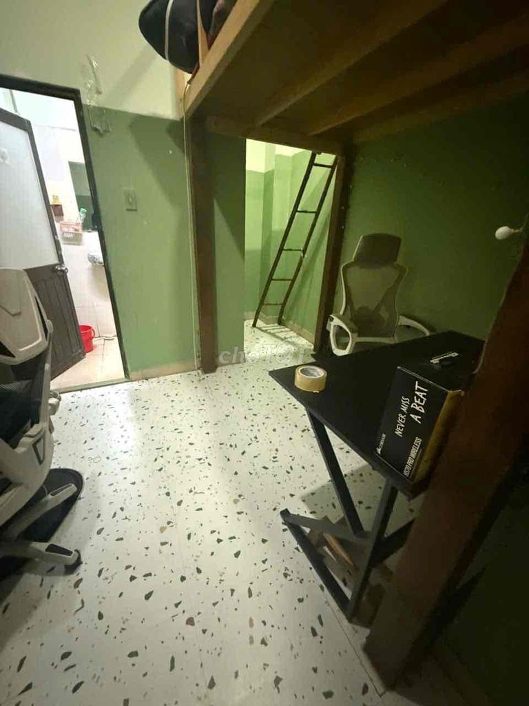 The boarding room near Thủ Đức-1 is got a garage, a private bathroom window.