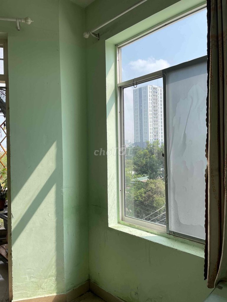 The boarding room near Thủ Đức-1 is got a garage, a private bathroom window.