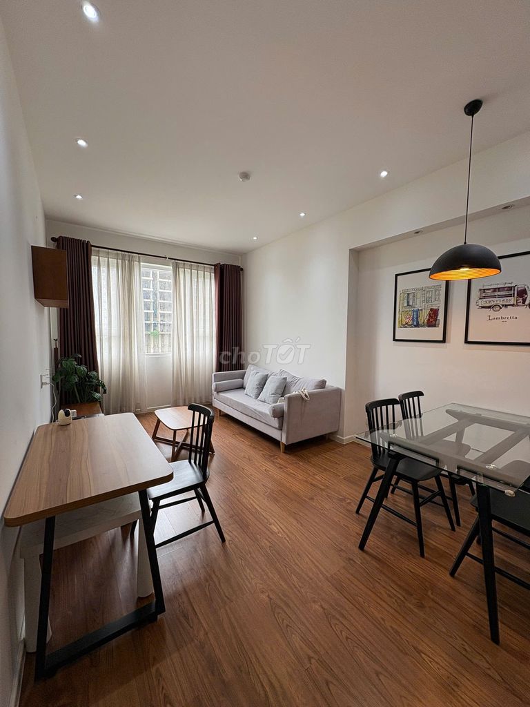 The house's empty. Two rooms. Two toilets. 10.5 million a month.