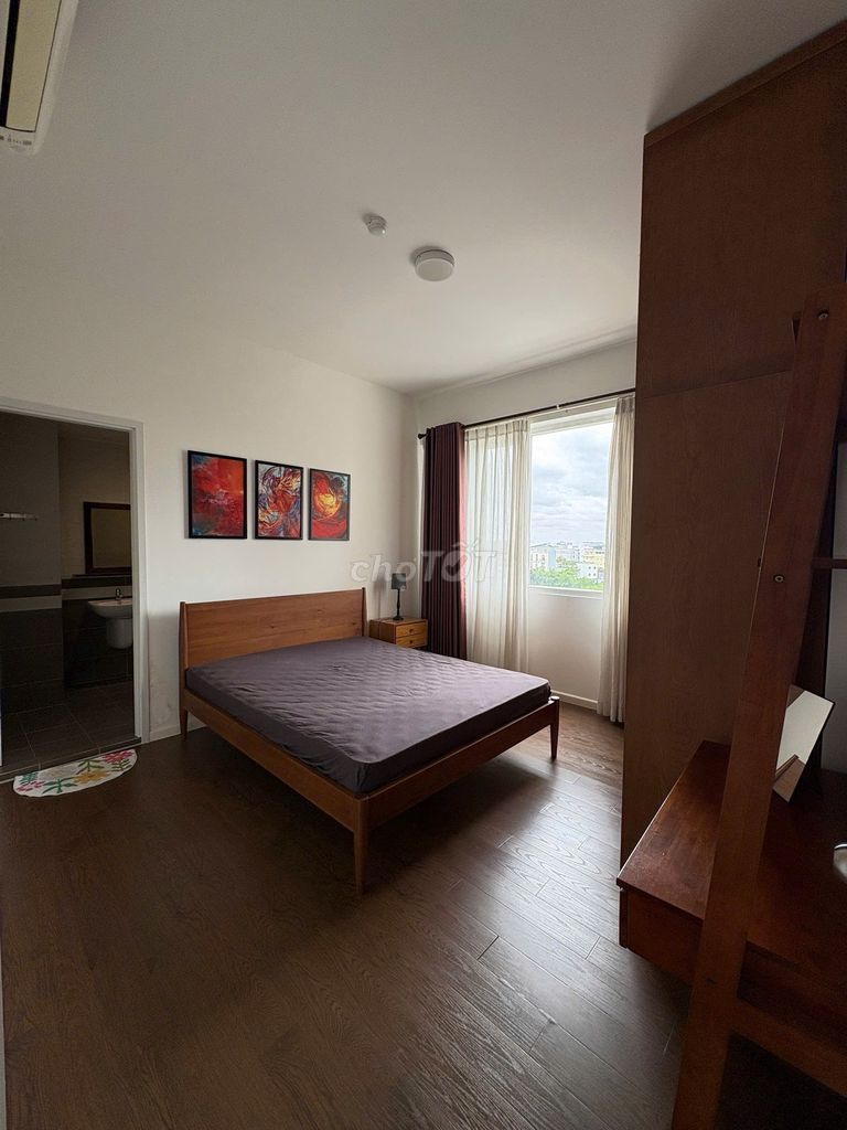The house's empty. Two rooms. Two toilets. 10.5 million a month.