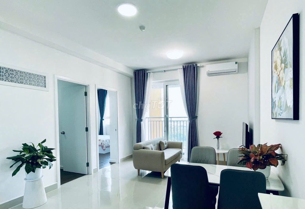 The house's empty. Two rooms. Two toilets. 10.5 million a month.