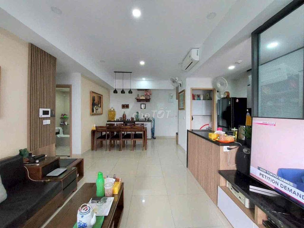 Three bedrooms. Two full interior toilets near Tân Bình Airport.
