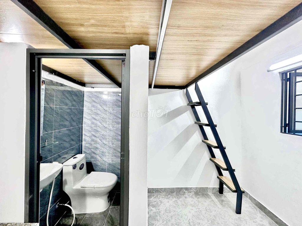 The newly built boarding room has air conditioning 15 minutes away.