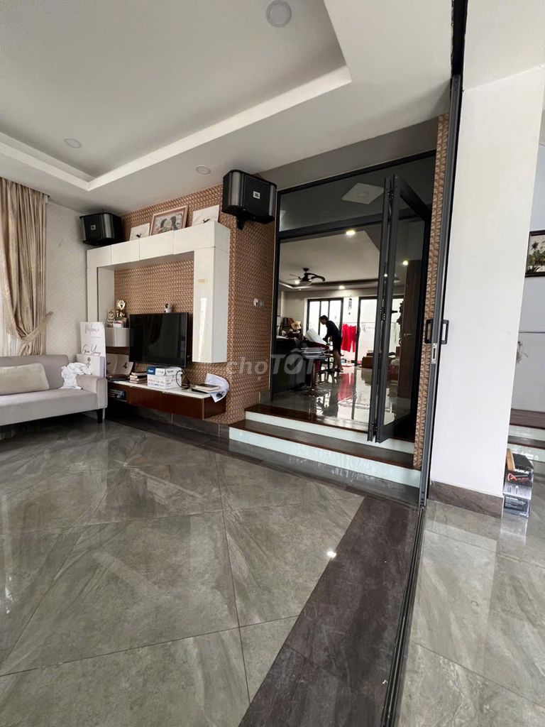 Rent a three-story vault for 85 million a month.