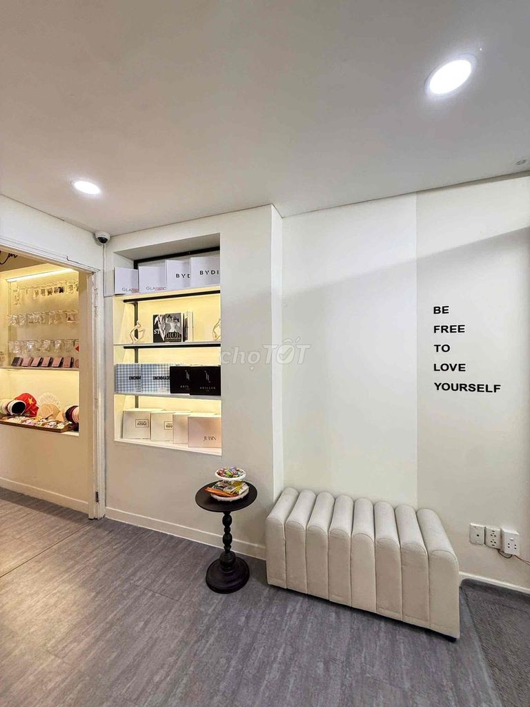 Rent a three-story Hoàng Hoa Thám Bình Thạnh, 4 bedroom, business utility, 2