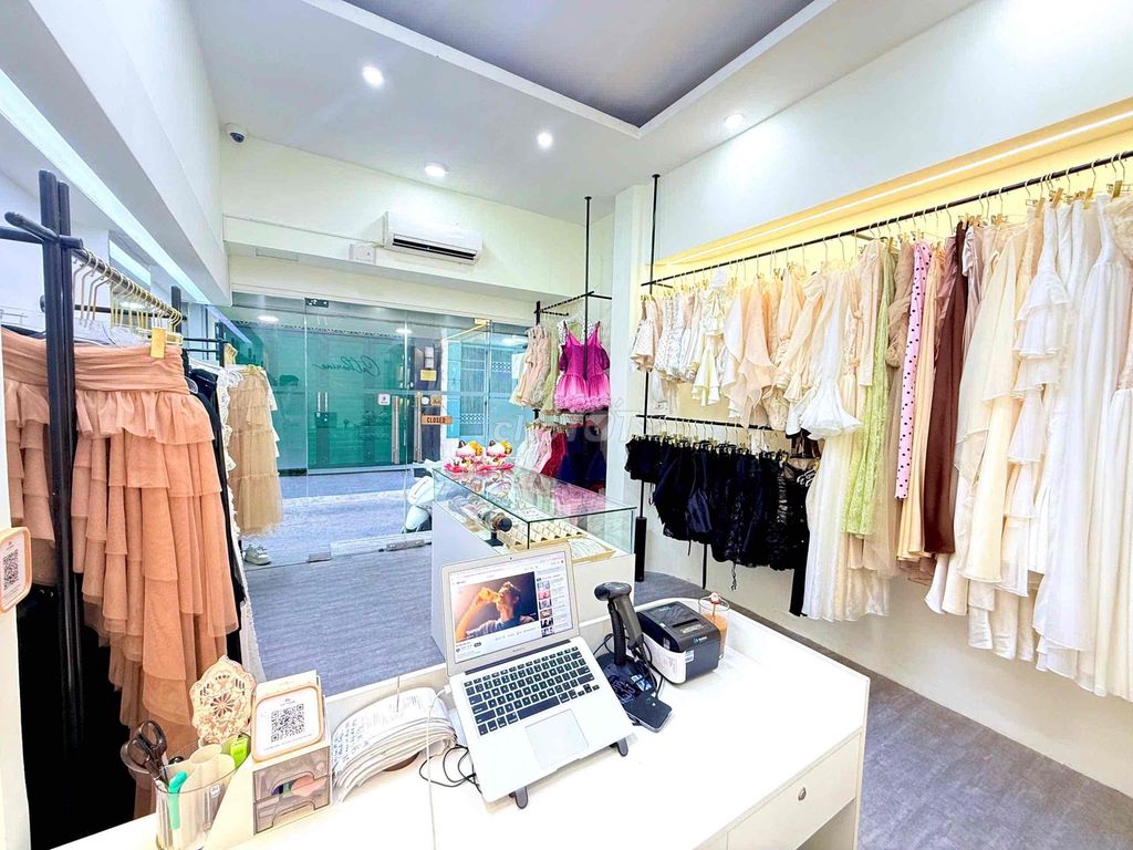 Rent a three-story Hoàng Hoa Thám Bình Thạnh, 4 bedroom, business utility, 2