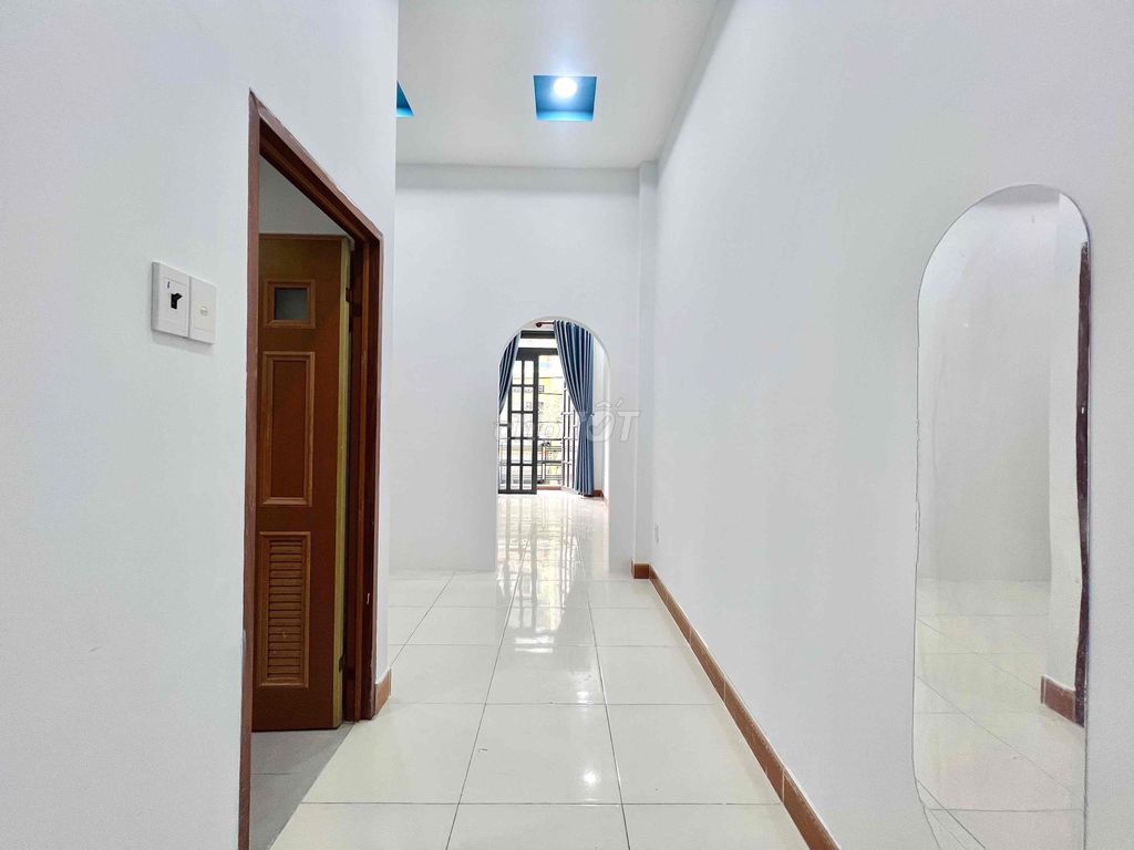 A new full-intracted balcony bedroom, 100 percent in the middle of Lê Đức Thọ.