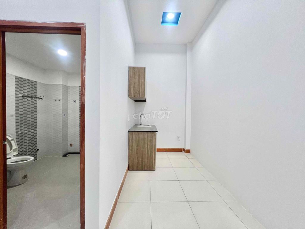 A new full-intracted balcony bedroom, 100 percent in the middle of Lê Đức Thọ.