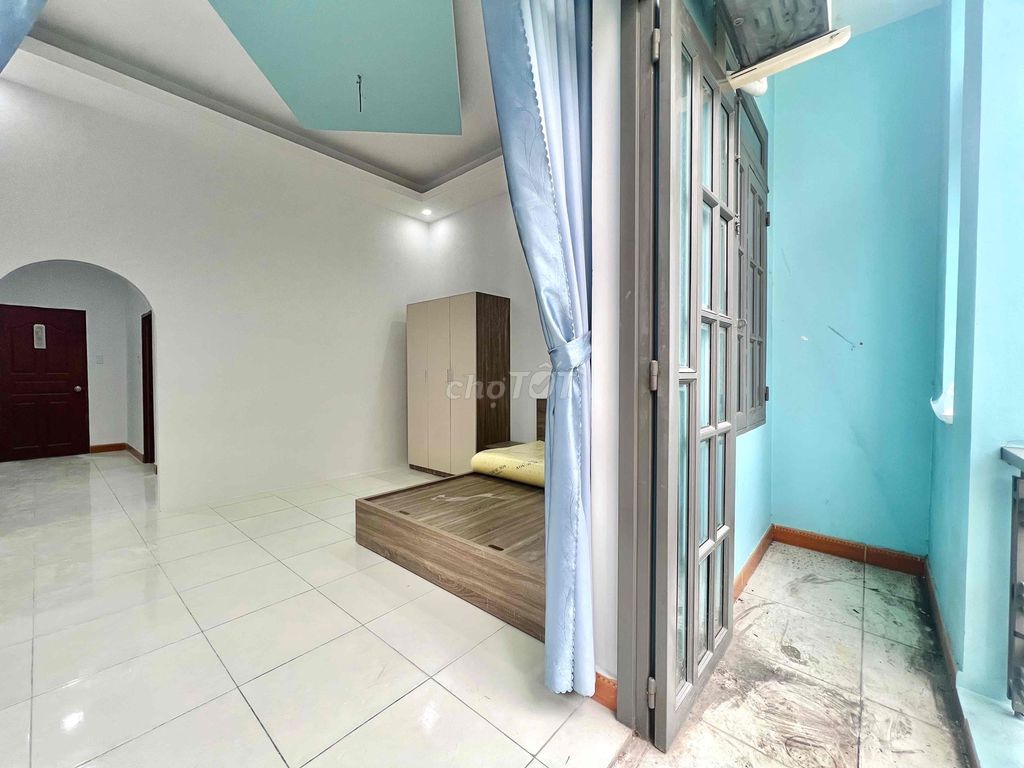 A new full-intracted balcony bedroom, 100 percent in the middle of Lê Đức Thọ.